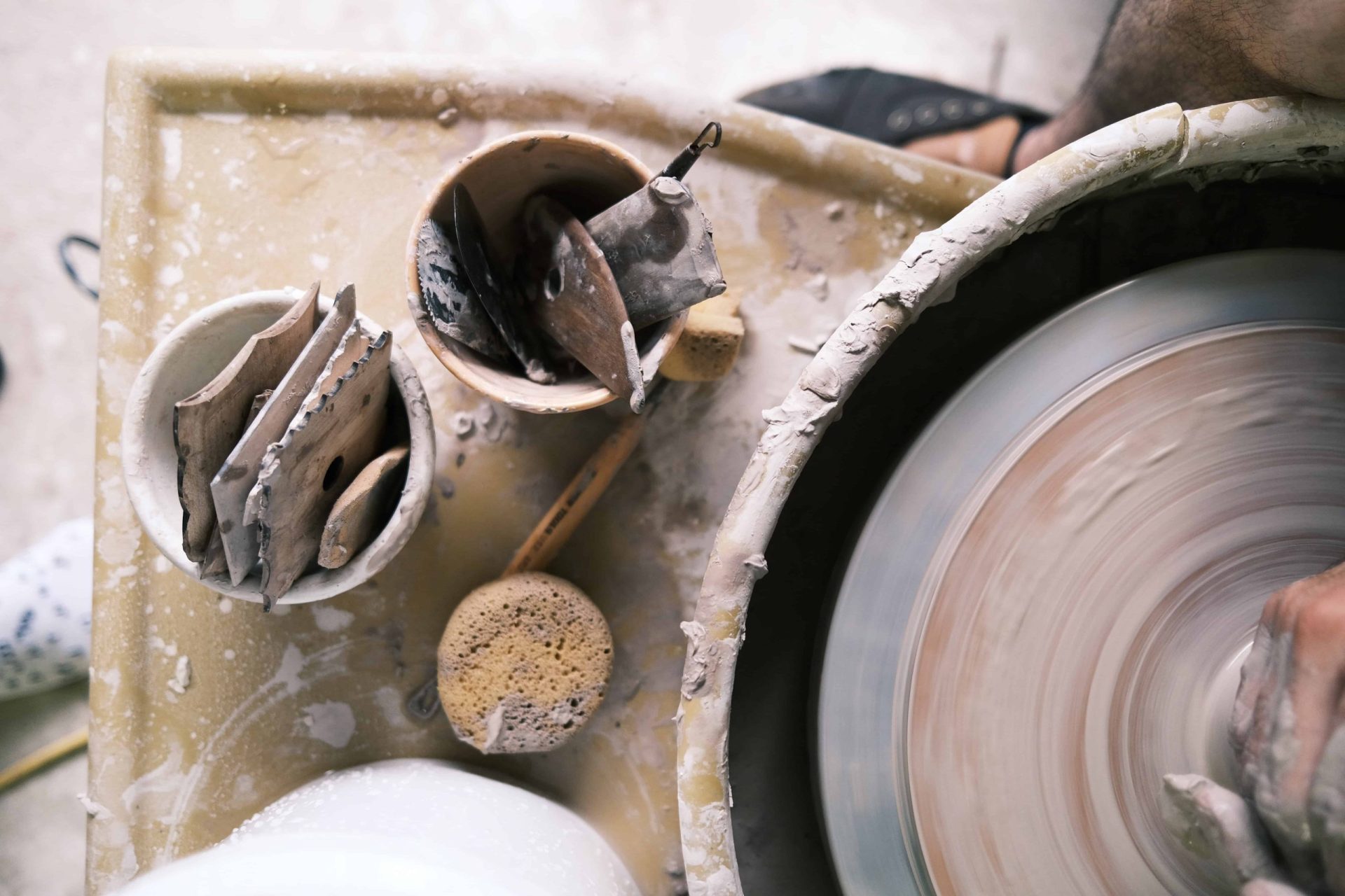 Ceramics pottery wheel with tools