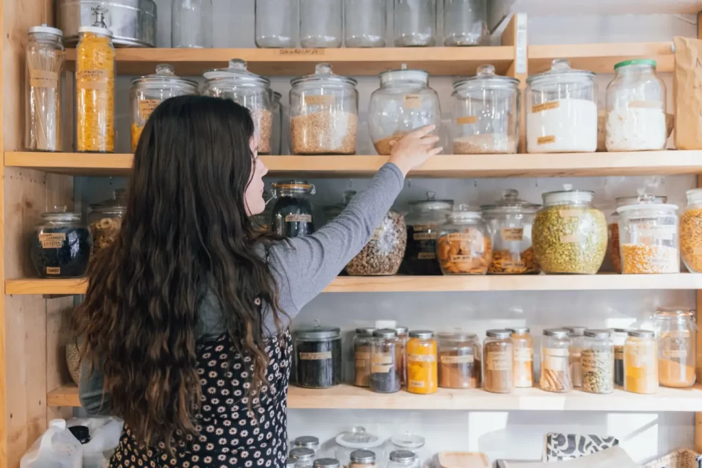 girl-facing-jar-products-in-shelves